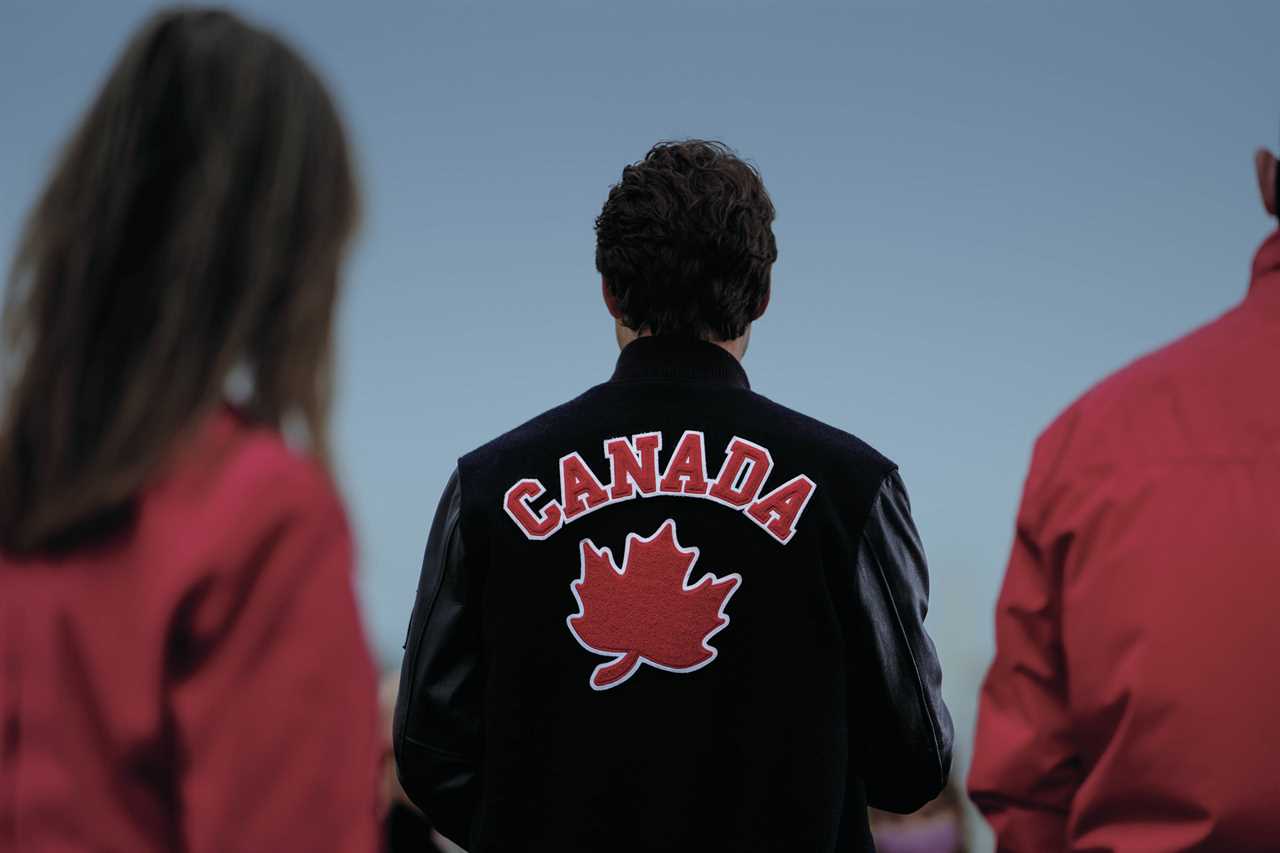 PM Trudeau speaks with supporters at the airport in Regina. August 20, 2021. (Courtesy of Adam Scotti/Liberal Party of Canada)