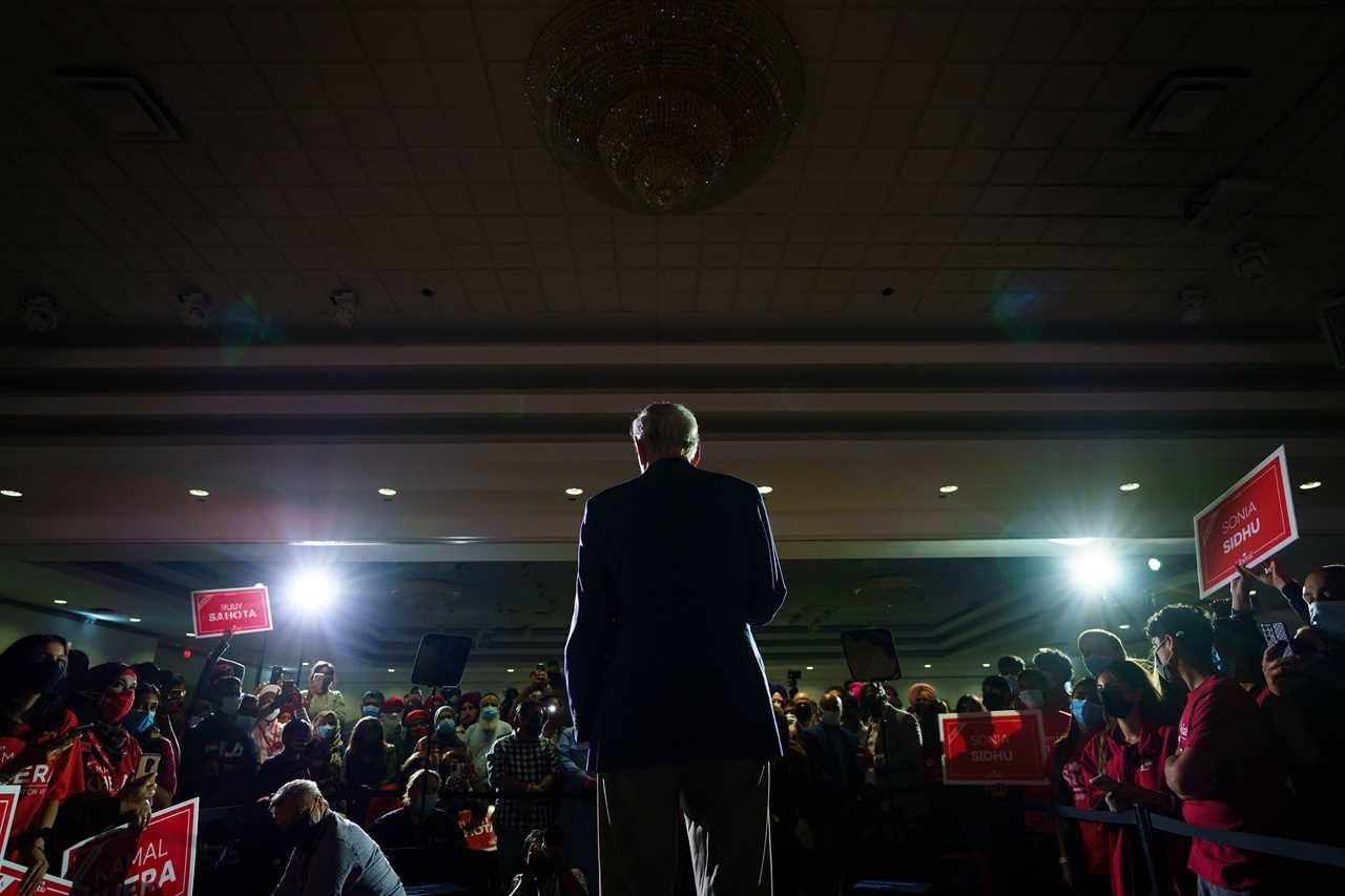 PMs Trudeau and Jean Chretien speak with supporters in Brampton. September 14, 2021. (Courtesy of Adam Scotti/LPC)