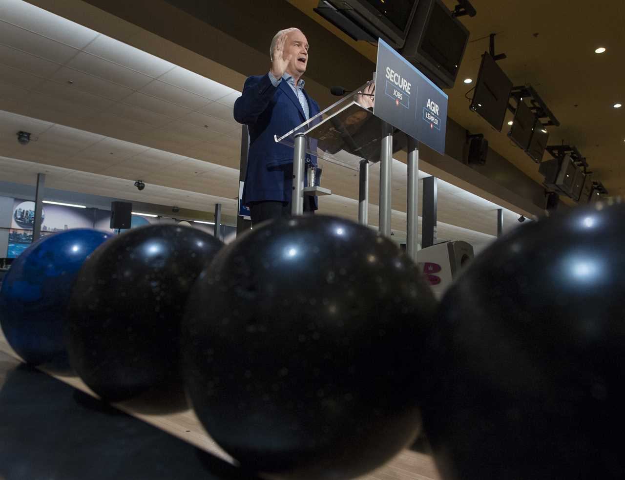 O’Toole speaks to the media at a bowling alley on Aug. 29, 2021 in St.-Hyacinthe, Que (Ryan Remiorz/CP)