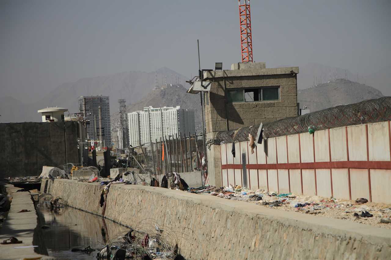 KABUL, Aug. 27, 2021 Photo taken on Aug. 27, 2021 shows the explosion site near the Kabul airport in Afghanistan. The death toll from the Kabul airport attacks on Thursday has reportedly risen to at least 103. (Credit Image: © Saifurahman Safi/Xinhua via ZUMA Press)