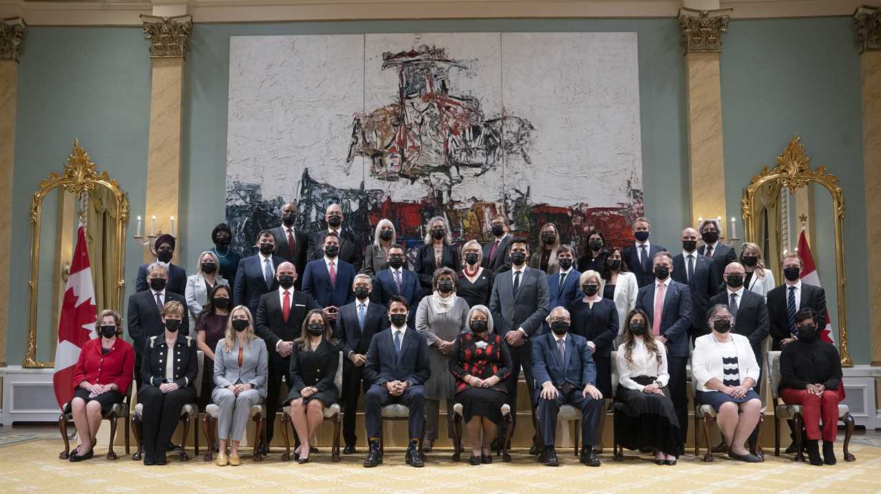 Justin Trudeau, Governor General Mary May Simon and members of the newly announced cabinet on October 26, 2021 in Ottawa. (Adrian Wyld/Canadian Press)