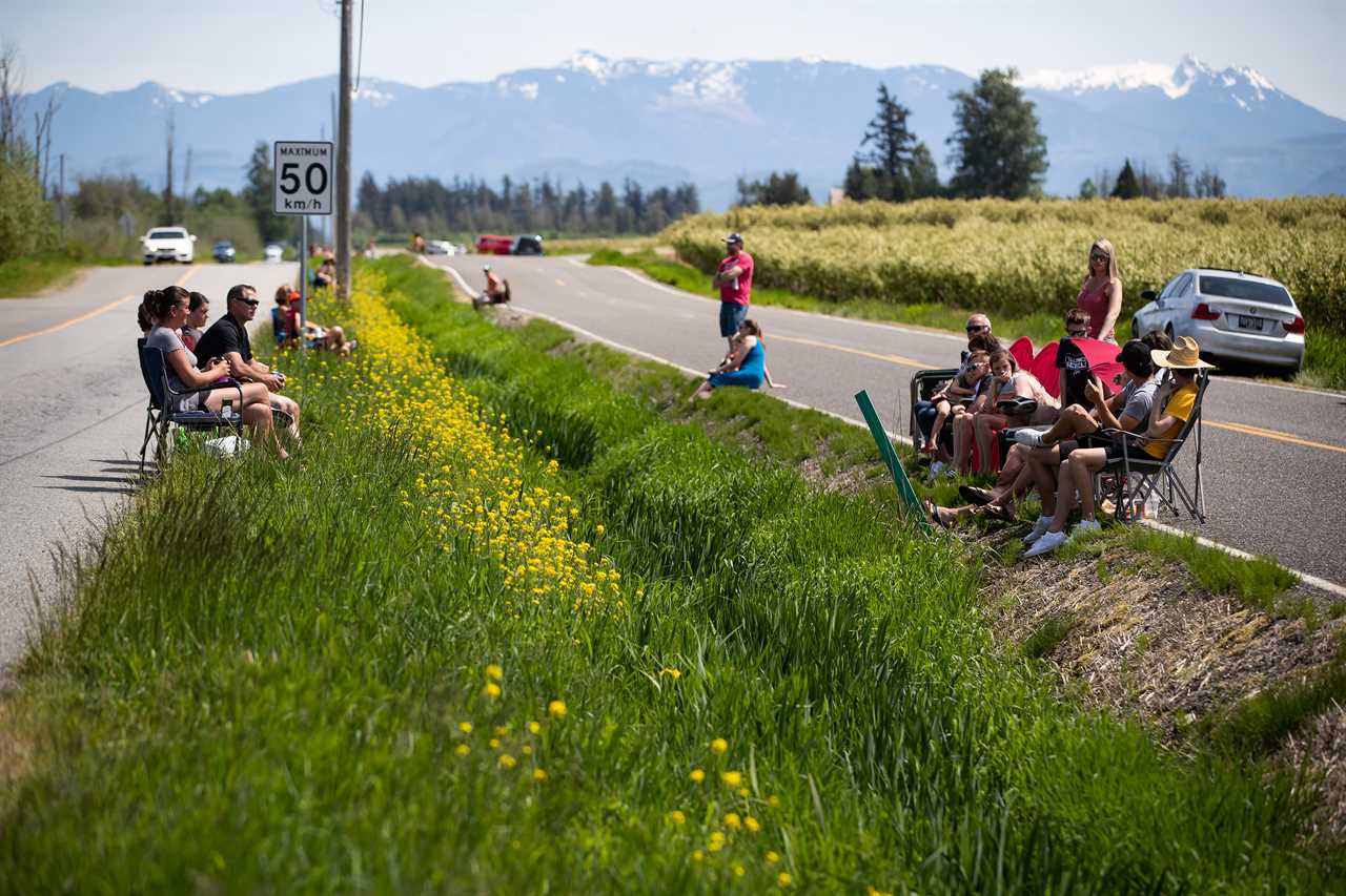 Three generations of the Nunnikhoven family including those who live in Aldergrove, B.C. (left) and those who live in Lynden, Wash. (right) spend Mother's Day together separated by a ditch along the Canada-U.S. border on May 10, 2020 (Darryl Dyck/CP)