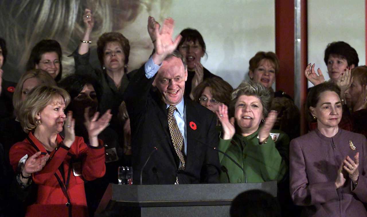 Prime Minister Jean Chretien, with his wife Aline, during a campaign stop in November 2000.(Fred Chartrand/CP)